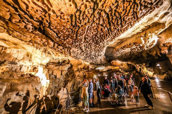 Les Grottes de Bétharram à Lestelle-Bétharram le 21 juillet 2023. Les grottes de Bétharram sont situées en limite des départements des Pyrénées-Atlantiques et des Hautes-Pyrénées. Visite à pied, en barque, puis en petit train, permet de découvrir les caractéristiques de la formation des grottes associées à un réseau hydrologique souterrain