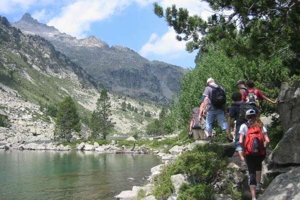 Randonnee-dans-le-massif-du-Neouvielle_format_603x400